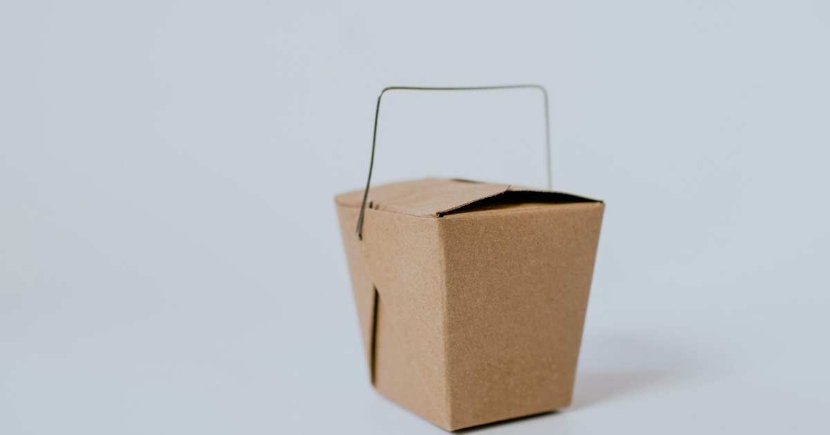 Caixa de papel Kraft com alça, embalagem simples e sustentável