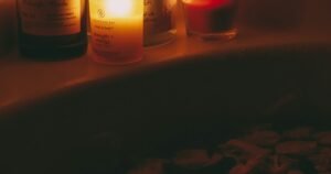 Banheira com velas acesas, ambiente de ritual noturno relaxante