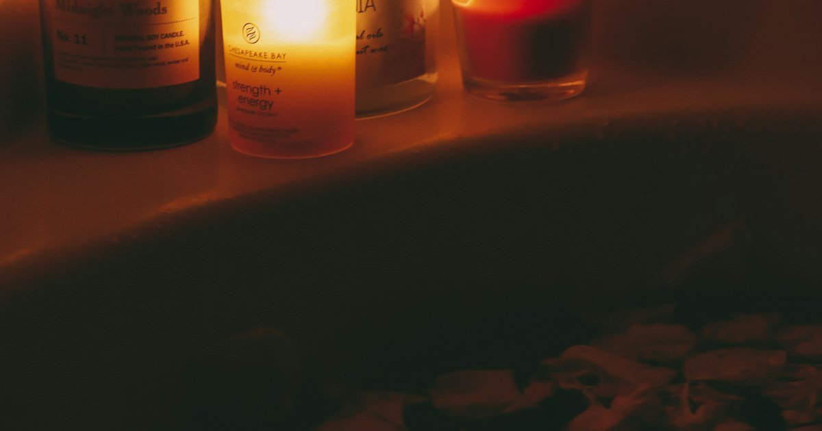 Banheira com velas acesas, ambiente de ritual noturno relaxante